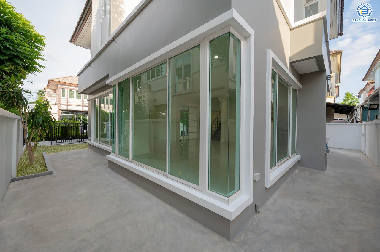 บ้านมือสองตกแต่งใหม่ โครงการ บางกอก บูเลอวาร์ด รามอินทรา แบรนด์ SC Asset เนื้อที่ 55.20 ตร.ว. ฟังก์ชัน 3 ห้องนอน 3 ห้องน้ำ ที่จอดรถ 2 คัน บนทำเลแห่งการเดินทาง เชื่อมต่อถนนรามอินทรา, ถนนรัชดา-รามอินทรา ใกล้จุดขึ้น "ทางด่วนรามอินทรา" รถไฟฟ้าสายสีชมพู "สถานีวงแหวนรามอินทรา" และ ใกล้ห้างแฟชั่น ไอส์แลนด์